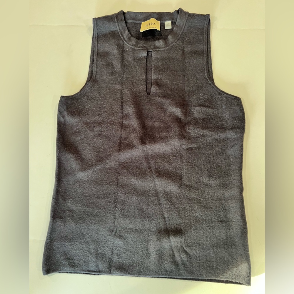 Elie Tahari key hole tank top.